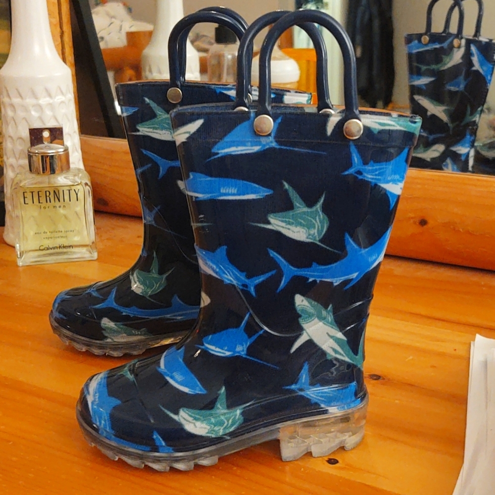 Toddler rainboots shark print!